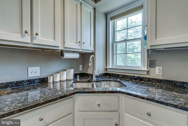 Building Photo - 912 Green St