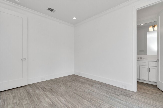 Building Photo - 5735 Winsome Ln