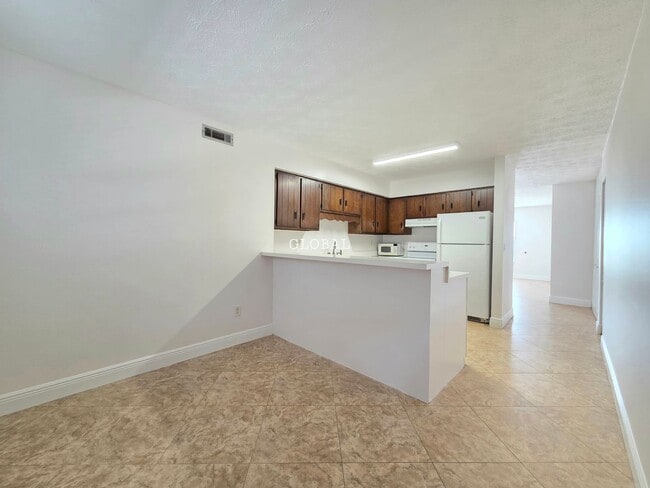 Building Photo - Lakefront First-Floor Condo in Camelot by the Lake, Orlando