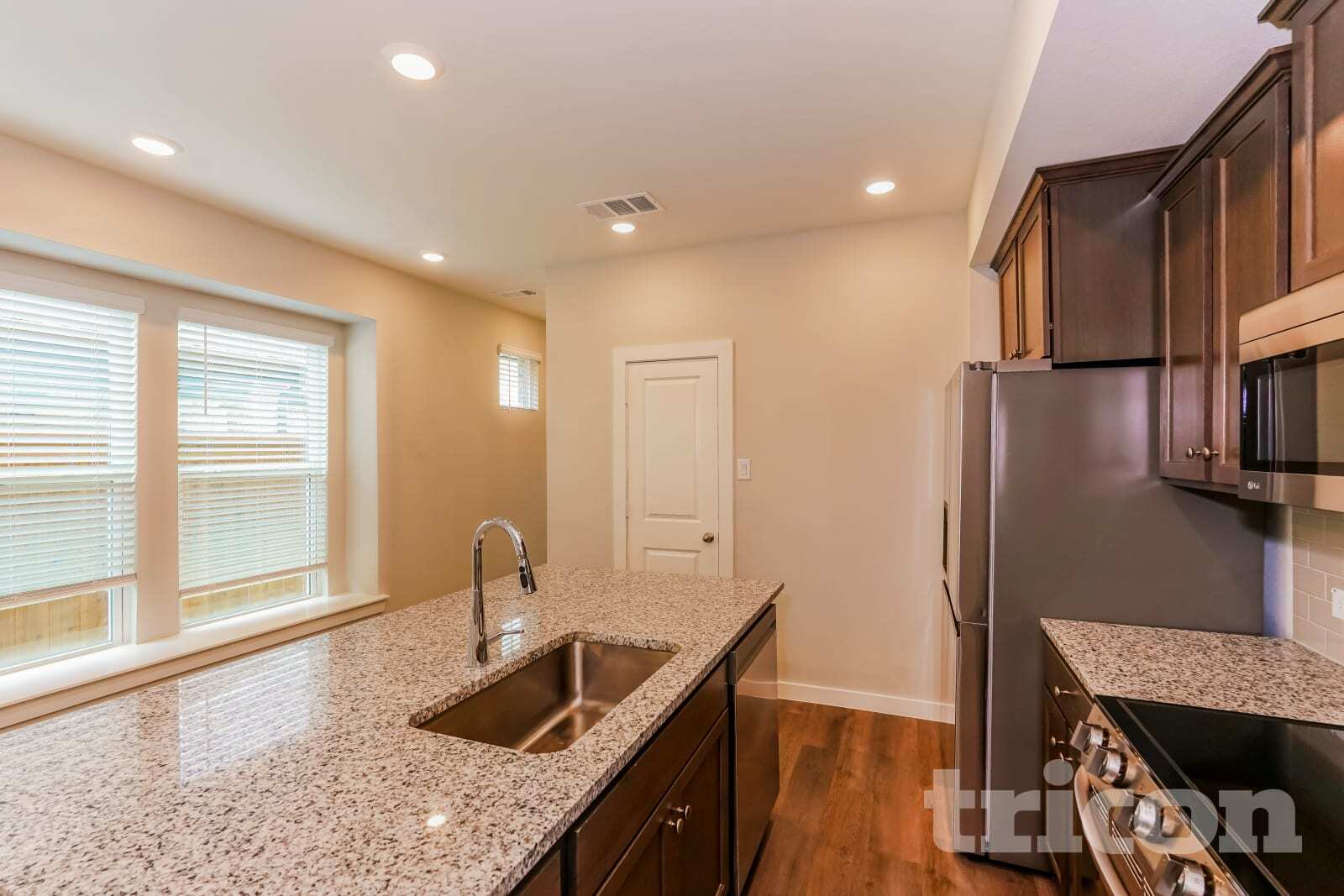 Building Photo - 8200 Howell Oak Dr