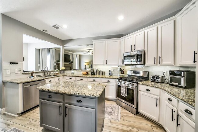 Building Photo - 3711 Pinehurst Dr