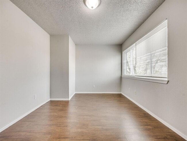 Building Photo - 1402 Bill Carrol Dr