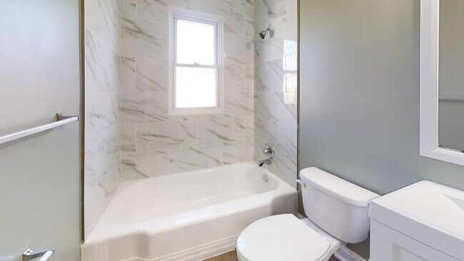 Building Photo - Aberdeen - 3 and 1 baths Available!