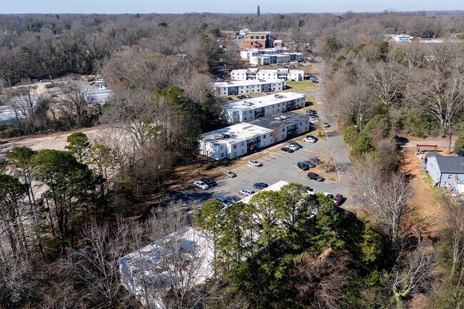 Building Photo - Spacious, affordable two bedroom townhouse just minutes from shopping and dining in Gastonia!