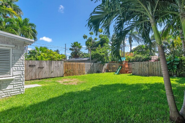 Building Photo - Beautiful California Style Hollywood Home