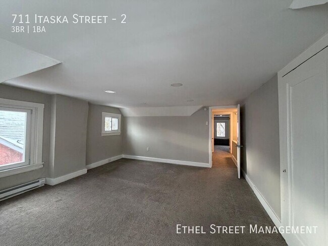 Building Photo - 711 Itaska St