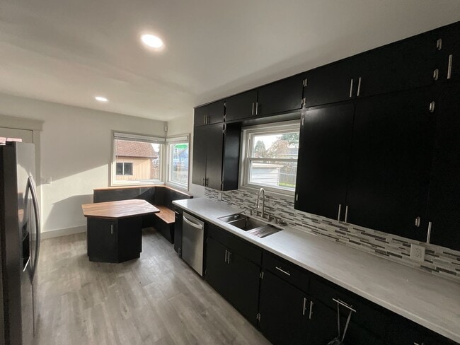 Building Photo - Stunning 3 Bedroom home in Everett