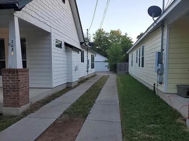 Building Photo - 203 E Pecan St