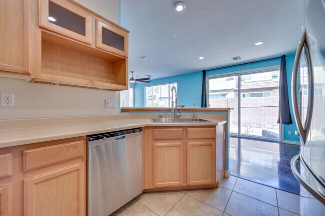 Building Photo - NW 3 bedroom!! Community Pool!! Playground...