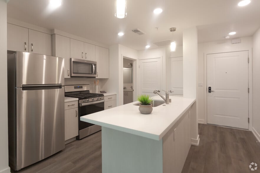 0BR,1BA- 600SF - Kitchen - Monticello Apartment Homes