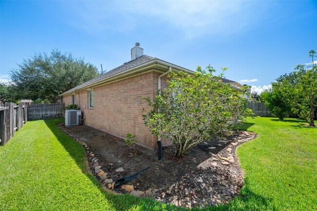 Building Photo - 11402 Bucks Bridge Ln