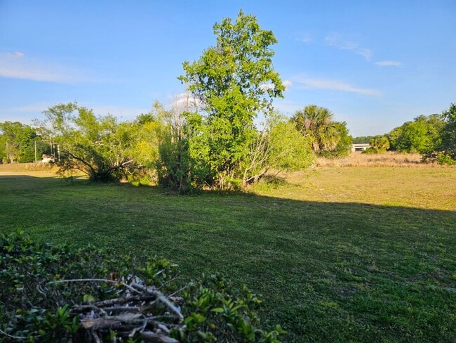 Building Photo - East Side 2 Bed 2 Bath Condo, Near Full Sa...