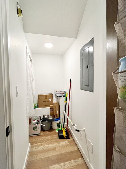 Building Photo - 905 17th Ave