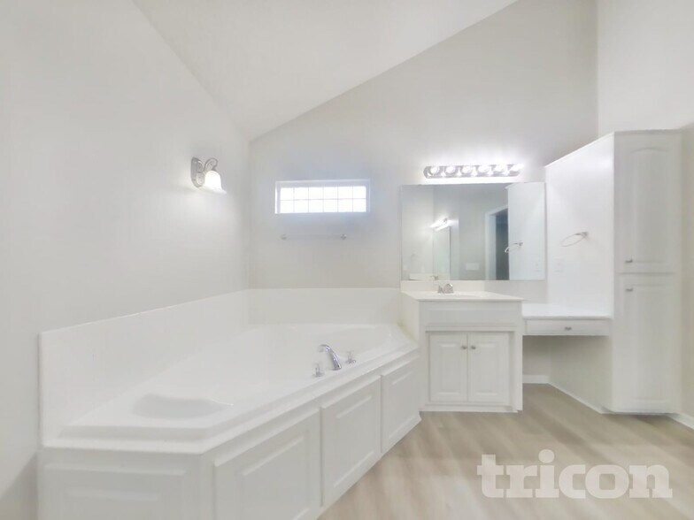 Building Photo - 2220 Makayla Ln