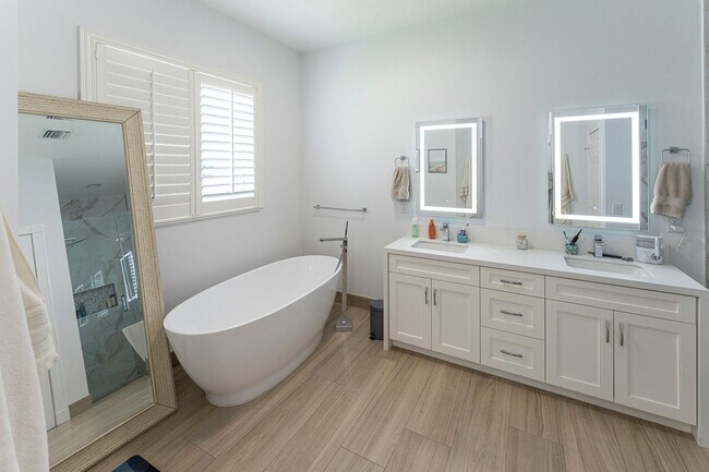 Building Photo - 4023 W Lake Estates Dr