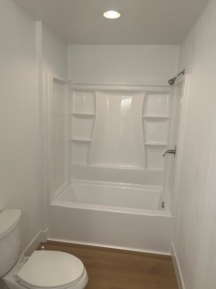 Building Photo - 13185 Don Julian Rd