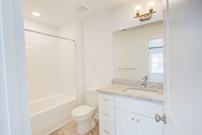 Building Photo - Like New End Unit Condo, 3 Bed 2.5 Bath