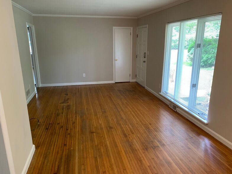 Living Room - 724 Vanderbrook Rd