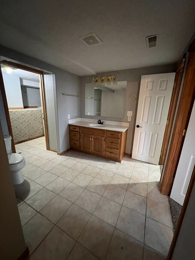 Building Photo - 5 bedroom/3 bath w/mother in law style qua...