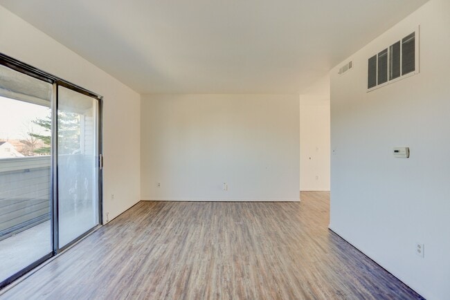 Building Photo - UPDATED 2 BEDROOM CONDO- Available August ...