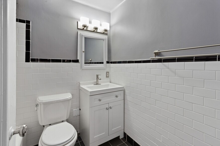 Building Photo - 2900 E Jefferson Ave