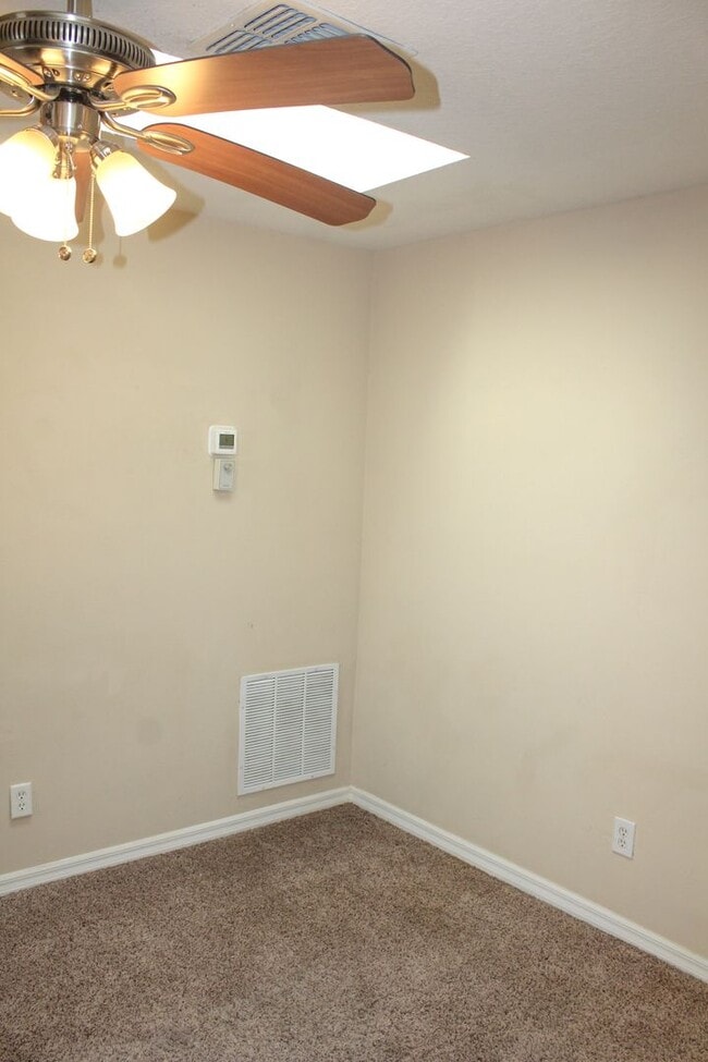 Building Photo - MOVE IN NOW-Water & electricity included 1x1 above garage apartment!! Full kitchen & bathroom!! W...