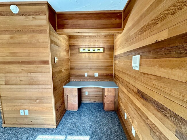 Building Photo - 1204 N Brooklane St