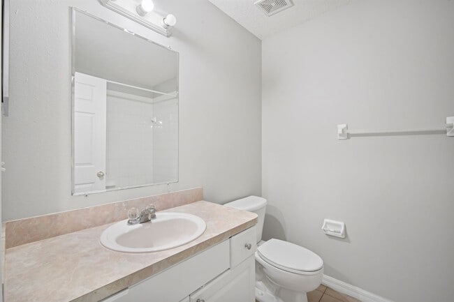 Building Photo - Move in Ready! Modern 3-Bedroom 2-bath Hom...