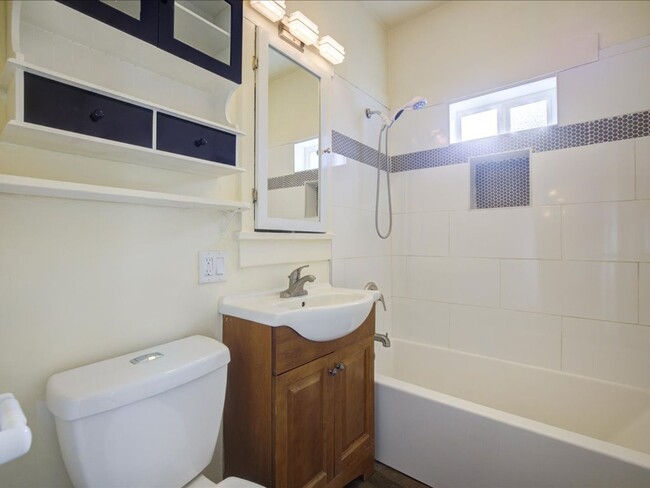 Building Photo - Cozy & Stylish 2-Bedroom Home with Spacious Backyard!