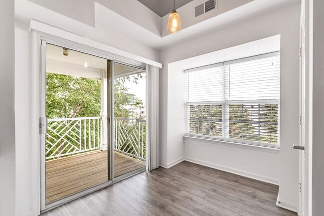 Building Photo - Luxurious 2 Level 2 Bedroom + Den 3 Bathro...