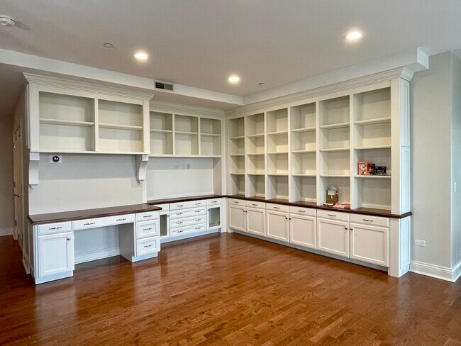 Building Photo - 520 S Washington St