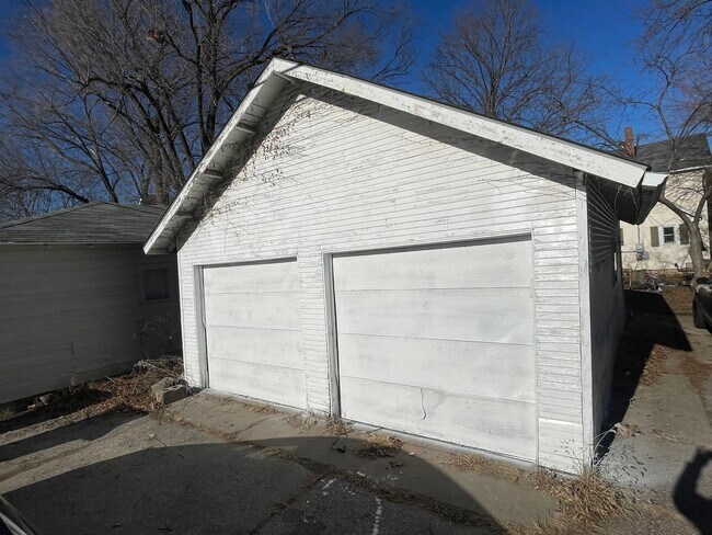 Building Photo - 1418 State St