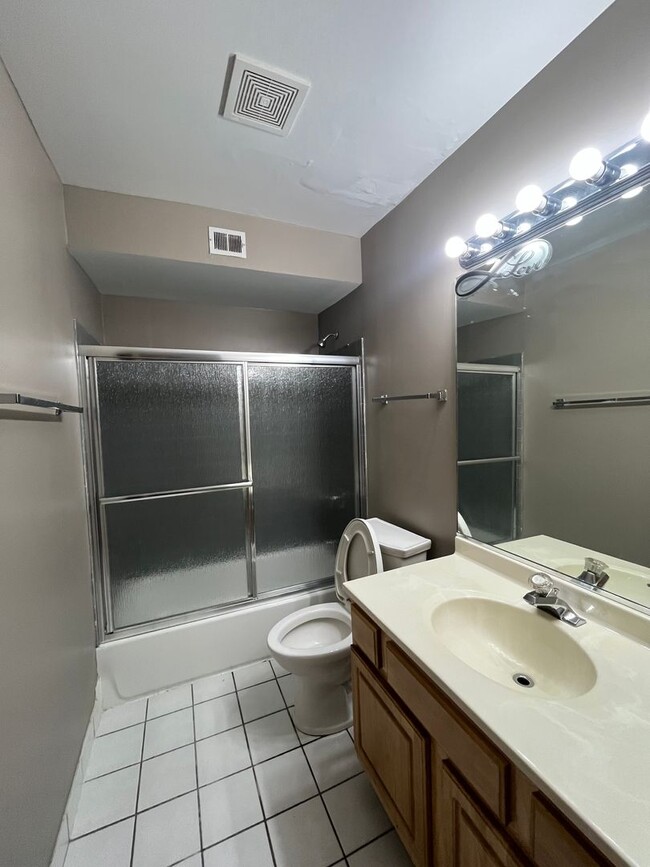 Building Photo - Runaway bay Condo Apartment
