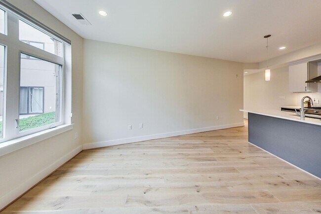Building Photo - Gorgeous 2 bedroom 2 bath condo just steps from Columbia Hgts center $3,550