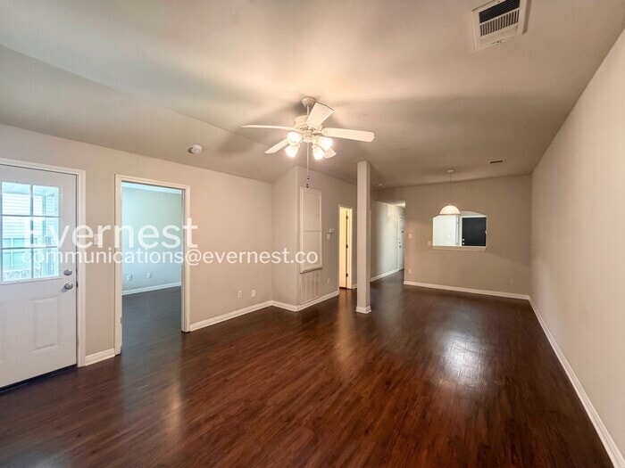 Building Photo - 1011 Iola Dr