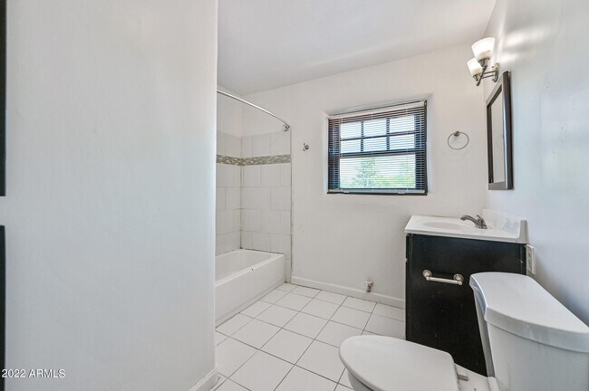 Building Photo - 3949 E Earll Dr