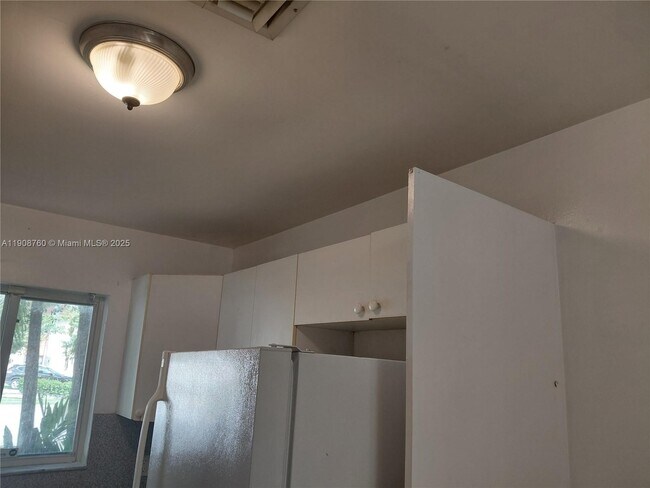 Building Photo - 13950 NE 2nd Ave