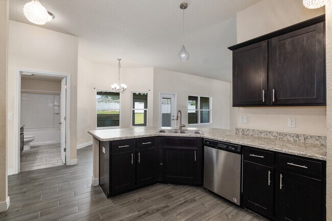 Building Photo - 10910 SW 41st Ave