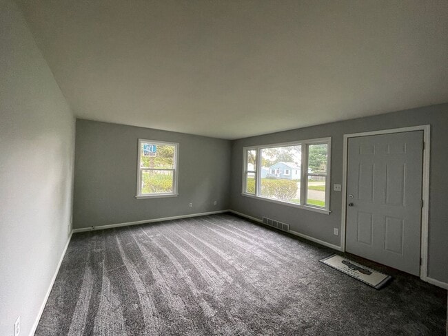 Building Photo - 3 bedroom 1 1/2 bath home with fenced in b...