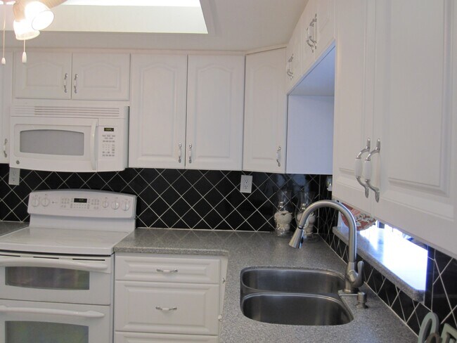 Kitchen - 690 Island Way