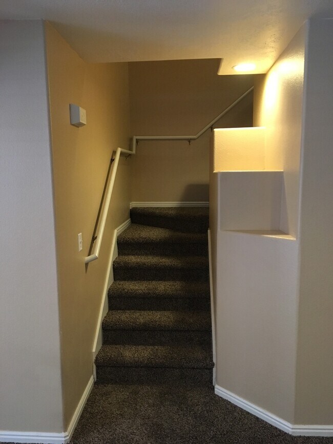 Building Photo - 3 bedroom 2 1/2 bath townhome