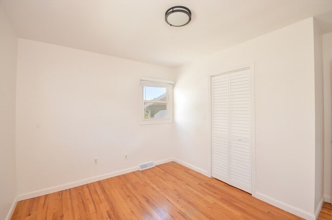 Building Photo - 42 Buttonwood Rd