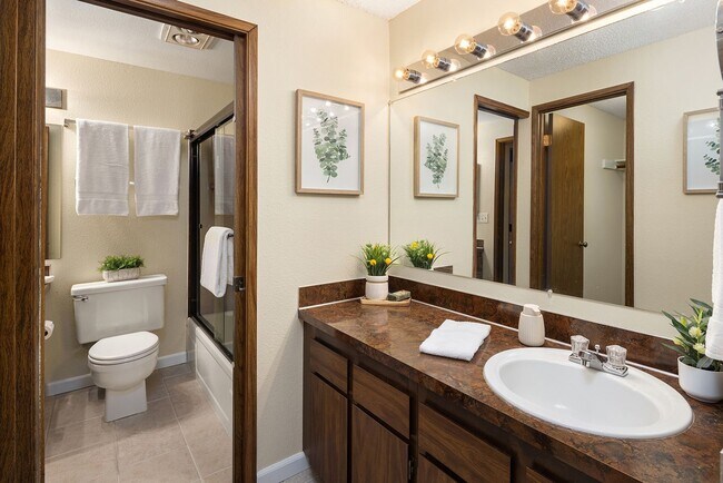 Building Photo - Spacious 2 bed, 1.25 bath, convenient loca...