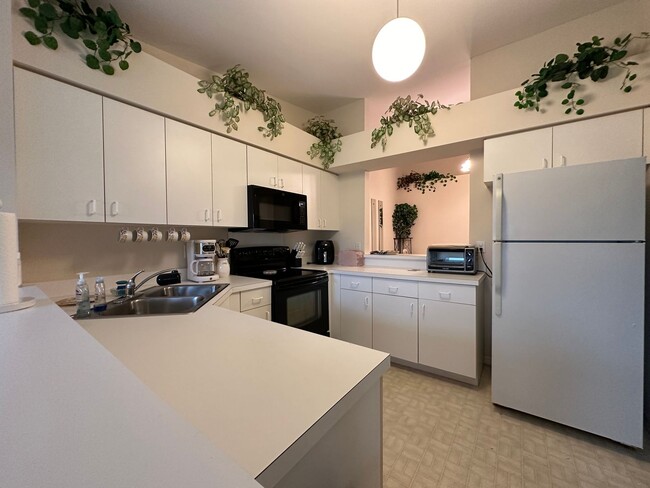 Building Photo - ANNUAL RENTAL - 2 BED / 2 BATH AT REGENT PARK