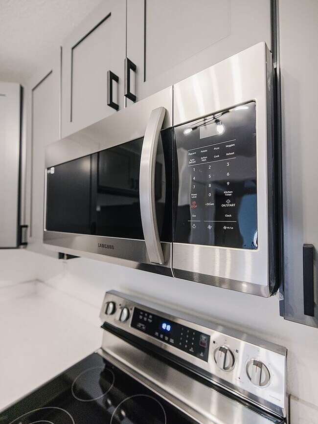 Building Photo - 2 Bedroom, 2 Full Bath Newly Renovated Con...