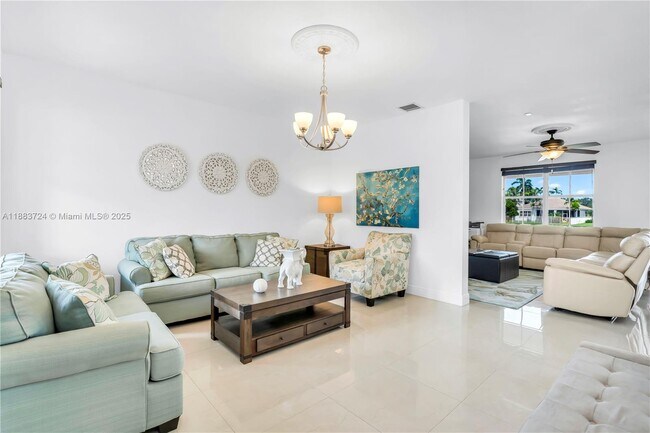 Building Photo - 663 Live Oak Ln
