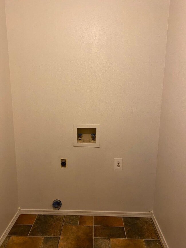 Building Photo - 606 Shadow Dr