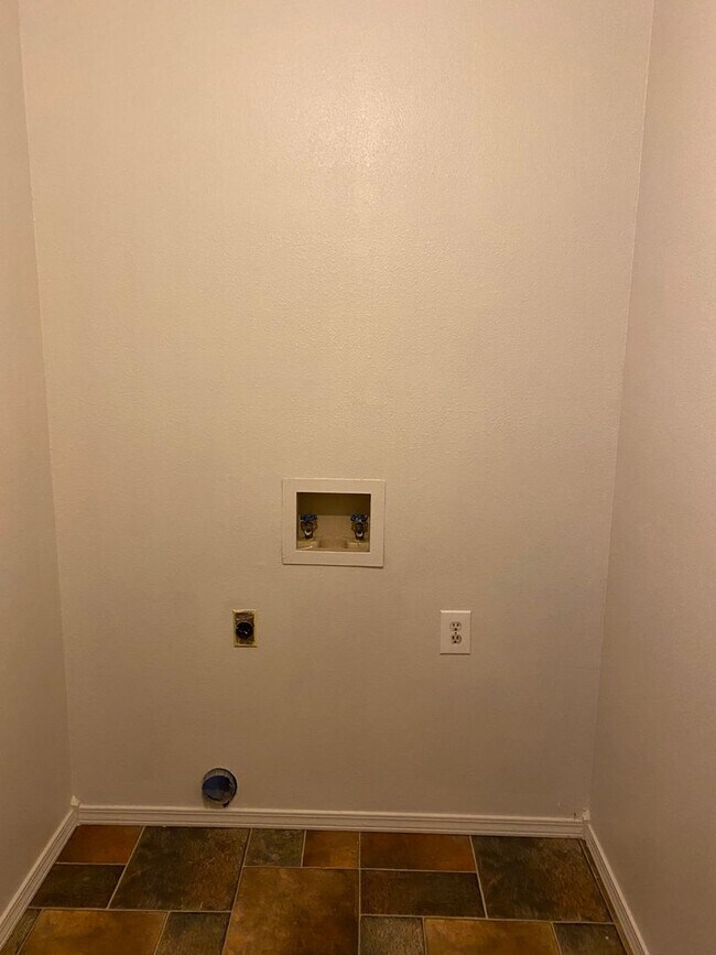 Building Photo - Come take a look at this nice 3 bedroom 1 1/2-bathroom home