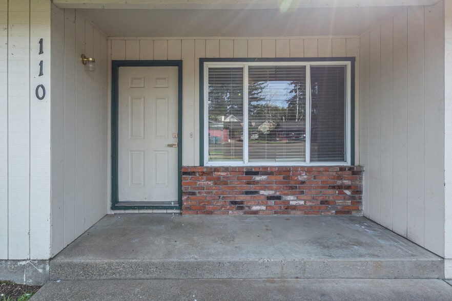 Building Photo - 110 SW Fleishauer Ln