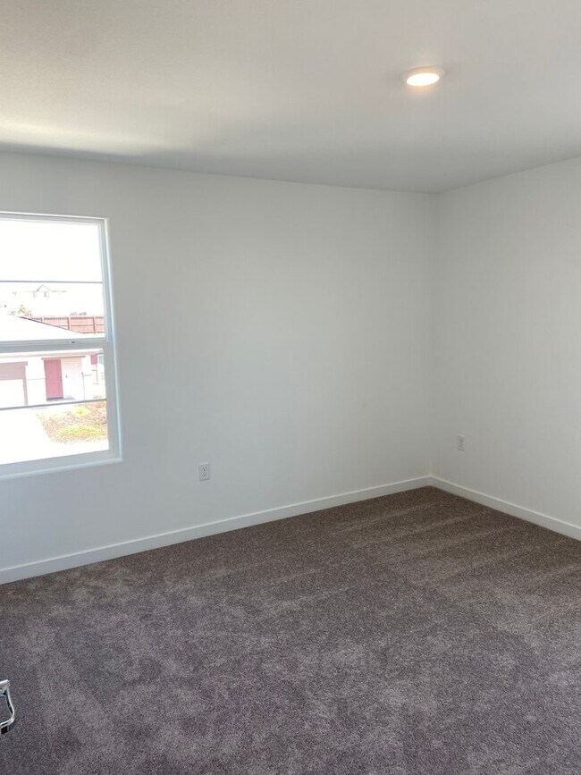 Building Photo - 4 Bdrm, 2.5 bath Solar home - Pradera Ranch Community